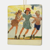 ヴィンテージローラスケートで滑るおもしろい少年少女 セラミックオーナメント (左)