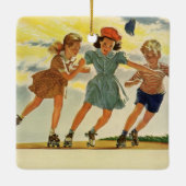 ヴィンテージローラスケートで滑るおもしろい少年少女 セラミックオーナメント (裏面)
