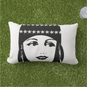 ヴィンテージローリング20のポートレートフラッパーガール ランバークッション (芝生)