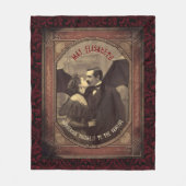 ヴィンテージヴァンパイアルゴシックロマンキスをするドラキュラ フリースブランケット (正面)