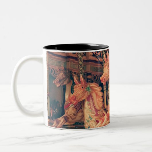 ヴィンテージ会場の回転木馬の馬 ツートーンマグカップ (左)