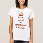 ヴィンテージ保落ち着いてバイキングと結婚! Tシャツ<br><div class="desc">ヴィンテージイラストレーション英語のKeep Calm and Carry Onデザインが新しい花嫁のために変更!静保かバイキングと結婚だ!王冠を王室の付け感じてお姫さま!祝福!おもしろいはあなたは結婚を知らせる方法。</div>