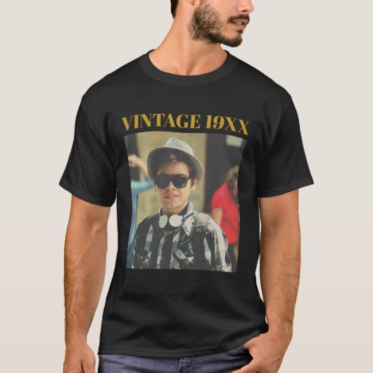 ヴィンテージ写真の誕生年 誕生日ギフト Tシャツ (正面)