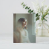 ヴィンテージ写真:物思いにふける女性 ポストカード (スタンド正面)