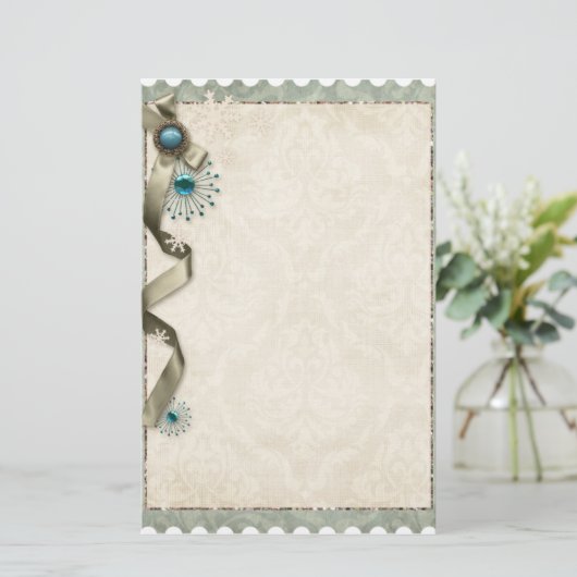 ヴィンテージ冬のスノーフレークリボンダマスクティール（緑がかった色）クリーム 便箋 (スタンド正面)