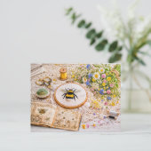 ヴィンテージ刺繍本と刺繍のマルハナバチ ポストカード (スタンド正面)