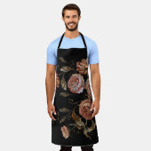 ヴィンテージ刺繍：黒のバラ。 エプロン (着用した状態)