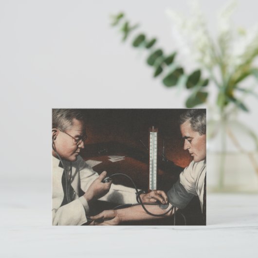 ヴィンテージ医学、病気の患者を検査する医師 ポストカード (スタンド正面)