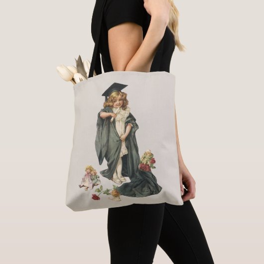 ヴィンテージ卒業、キャップとガウンを着た少女 トートバッグ (クローズアップ)