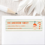 ヴィンテージ図解入りの、写真付きののChristmas Doddddleアドレスおもしろい ラベル<br><div class="desc">デザインは赤とクリームの手を作ユニークり、クリスマスキャンディとサンタクロースのオーナメントあなたの家族の赤い手のと書あなたの家族の赤い手の描タイポグラフィを備えている。手書きの差出人住所。それは簡単にカスタマイズできる。クリーム色の背景と緑のストライプ。</div>