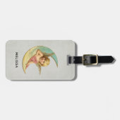 ヴィンテージ天使が三日月の上に座っている ラゲッジタグ (正面横)