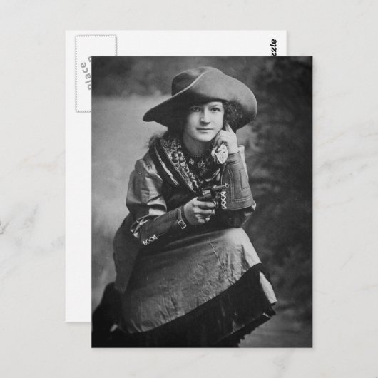 ヴィンテージ女性のカーボーイが6人のシューティングゲームでポーズを取る ポストカード (正面/裏面)