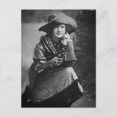 ヴィンテージ女性のカーボーイが6人のシューティングゲームでポーズを取る ポストカード (正面)