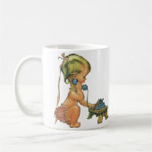 ヴィンテージ子おもちゃ電話で話すかわいい金髪の女の子 コーヒーマグカップ (左)