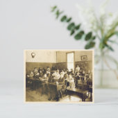 ヴィンテージ学校の教室と学生のデスク ポストカード (スタンド正面)