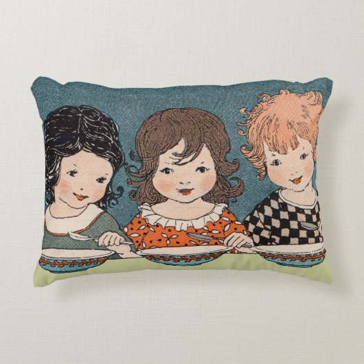 ヴィンテージ小さな女の子食べズスープスリーシスターズ アクセントクッション (正面)