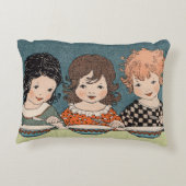 ヴィンテージ小さな女の子食べズスープスリーシスターズ アクセントクッション (裏面)
