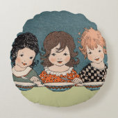 ヴィンテージ小さな女の子食べズスープスリーシスターズ ラウンドクッション (正面)