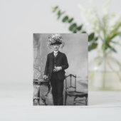 ヴィンテージ帽をかぶったスーツを着た男性 ポストカード (スタンド正面)