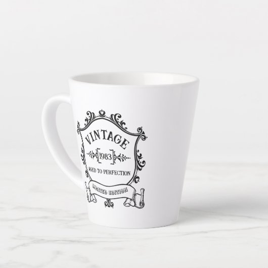 ヴィンテージ年から完成度までの誕生日年 カフェラテマグ (左アングル)