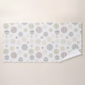 ヴィンテージ幾何学円の線のパターン白 バスタオル (バスタオル)