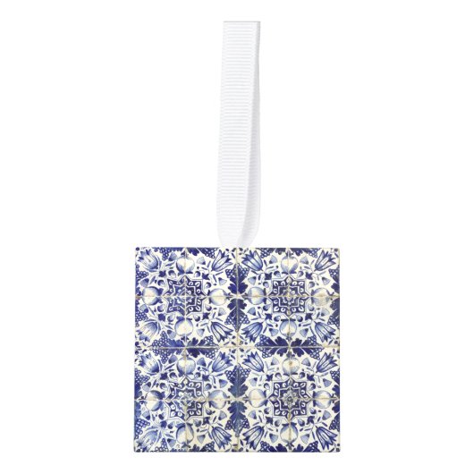 ヴィンテージ幾何学的な青の白いタイルのクリスマス キューブオーナメント (正面)