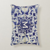 ヴィンテージ幾何青白タイモノグラムのル アクセントクッション (正面(垂直))