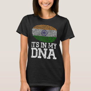 ヴィンテージ愛国心それは私のDnaインド国旗の指にある Tシャツ