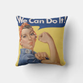 ヴィンテージ愛国的なロージー・ザ・リベッター、我々はそれができる！ クッション (裏面)