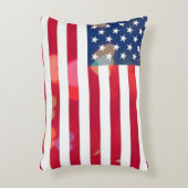 ヴィンテージ愛国米国国旗とカラフルハート アクセントクッション (正面(垂直))