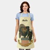 ヴィンテージ感のある感謝祭のイラスト、ターキー、鷹、アメリカ国旗 エプロン (着用した状態)