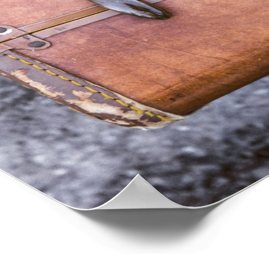 ヴィンテージ擦り切れた、道路脇のスーツケース ポスター (角)