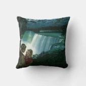 ヴィンテージ新婚旅行ラブ、ナイアガラの滝での新婚夫婦 クッション (裏面)