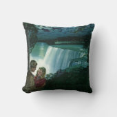 ヴィンテージ新婚旅行ラブ、ナイアガラの滝での新婚夫婦 クッション (正面)