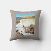 ヴィンテージ旅行ポスターを採取するCeliloの滝 クッション (裏面)