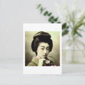 ヴィンテージ日本のでポーズをとる美しい芸者 ポストカード (スタンド正面)