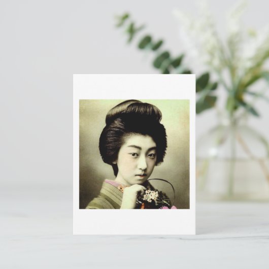 ヴィンテージ日本のでポーズをとる美しい芸者 ポストカード (スタンド正面)