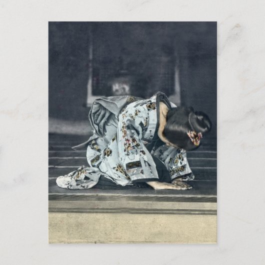 ヴィンテージ日本のウーマンボーイングドゲザ ポストカード (正面)