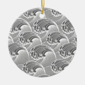 ヴィンテージ日本の波、グレー/グレーと白 セラミックオーナメント (正面)
