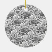ヴィンテージ日本の波、グレー/グレーと白 セラミックオーナメント (裏面)
