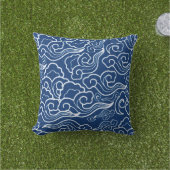 ヴィンテージ日本の雲、コバルトブルーとホワイト アウトドアクッション (芝生)