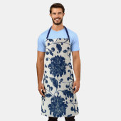 ヴィンテージ植物性ブルー+白フローラルパターン エプロン (着用した状態)