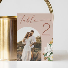 ヴィンテージ椿ピンク淡い色ののアーチ結婚写真 テーブルナンバー