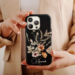 ヴィンテージ水彩ボーホ花模様付き/名前 iPhone 11 ケース<br><div class="desc">この素敵な電話ケースは、黒い背景、美しい水色のフローラブケットと蝶とあなたの名前の書きエレガントスクリプト。目立つデザインが欲しい人に最適だ。このデザインにカスタマイズ名前を追加。また、素晴らしい誕生日や休日の贈り物を作る！</div>