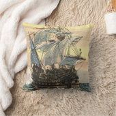 ヴィンテージ海賊船ガレオン・セーリング・オン・ザ・海 クッション (ブランケット)