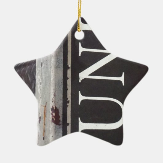 ヴィンテージ牽引トラックのジャンクサイン セラミックオーナメント (正面)