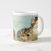 ヴィンテージ猫イラストレーションピンク色の花 ジャンボコーヒーマグカップ (正面右)