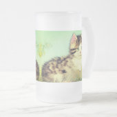 ヴィンテージ猫イラストレーションピンク色の花 フロストグラスビールジョッキ (正面右)