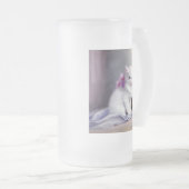 ヴィンテージ白い子猫とピンクと紫の花 フロストグラスビールジョッキ (正面右)