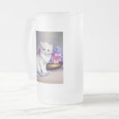 ヴィンテージ白い子猫とピンクと紫の花 フロストグラスビールジョッキ (正面左)